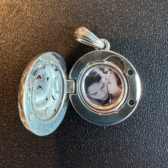 Brighton Large Locket - Picture 3 of 4